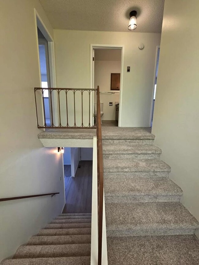 Building Photo - HUGE Number 2 Canyon ~ ~ 4 bedroom, 3 bath...