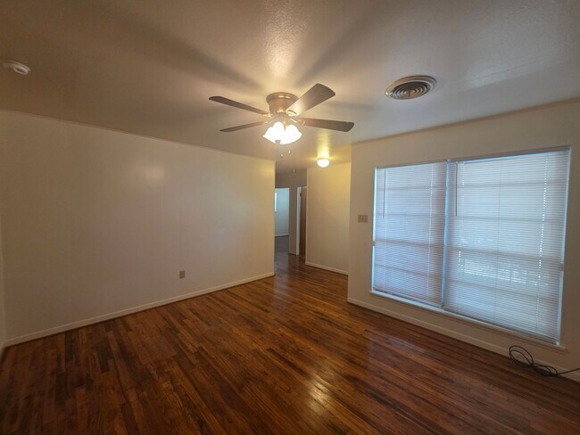 Building Photo - Charming 3/2 in Copperas Cove