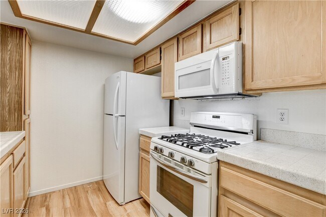 Building Photo - 7100 W Pirates Cove Rd