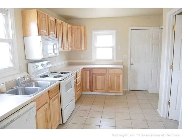 Building Photo - 423 E 6th St