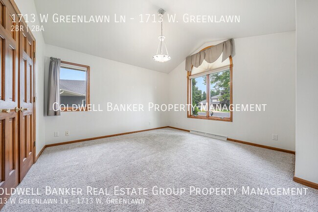 Building Photo - 1713 W Greenlawn Ln