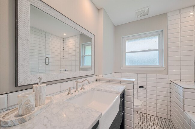 Building Photo - 5123 Saxon Dr