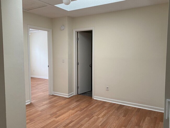 Building Photo - Student Friendly Home 208 Hillsdale Drive