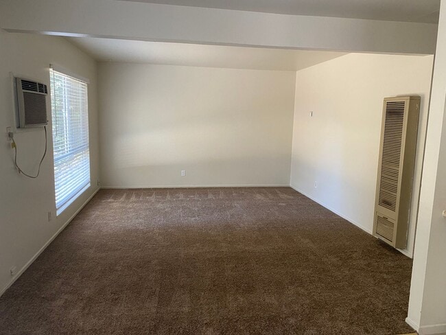 Building Photo - 3 Bedroom 2 Bath Home Close to Downtown and Shopping