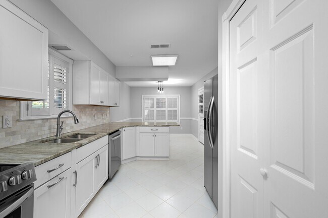 Building Photo - 1539 Brookside Dr
