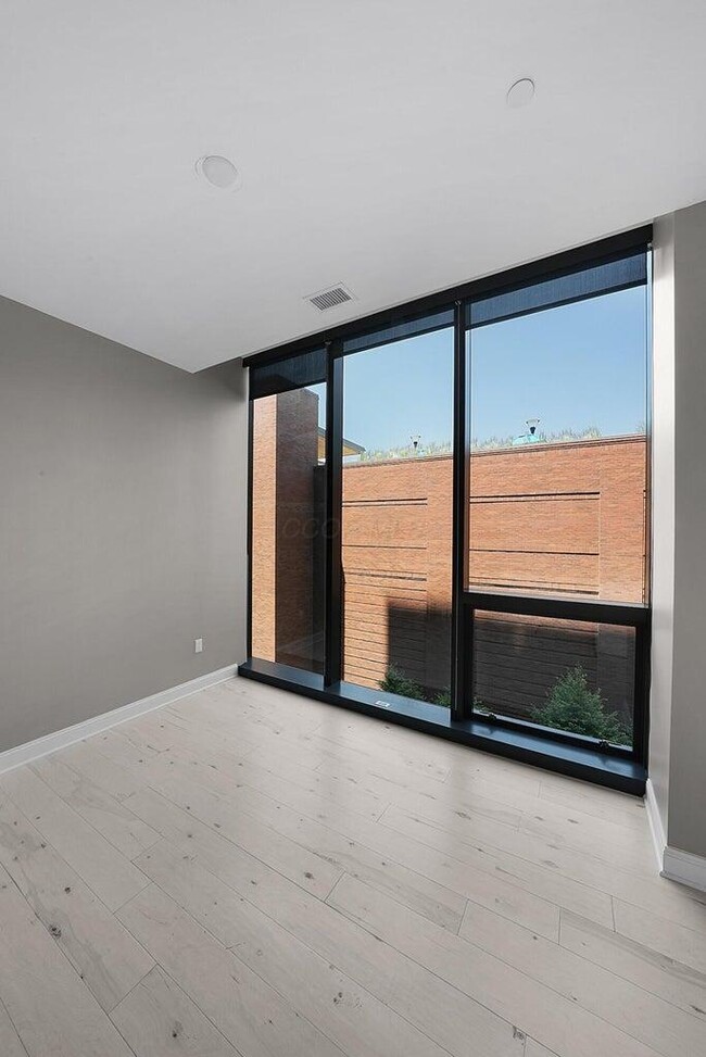 Building Photo - 250 W Spring St