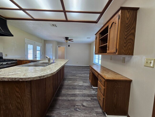 Building Photo - 3 Bedroom 2 Bath home in Asher!