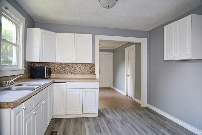 Building Photo - Three Bedroom, One Bath well cottage close...