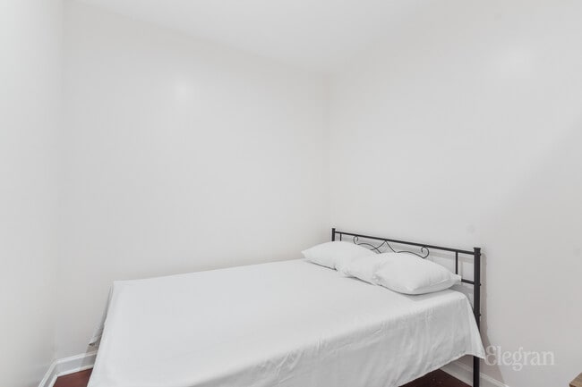 Building Photo - 347 E 4th St