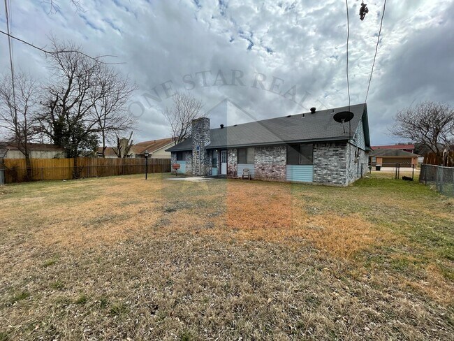 Building Photo - 1303 August Dr