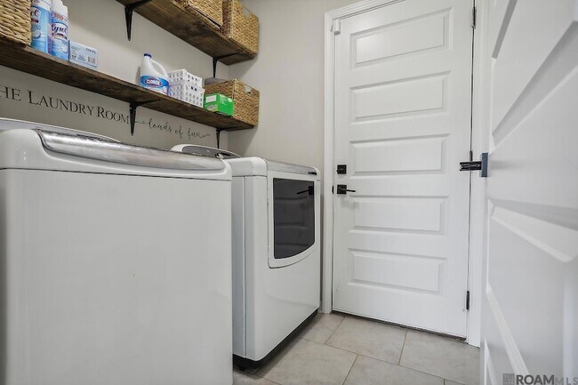 Building Photo - 659 Douglas Andrew Ave