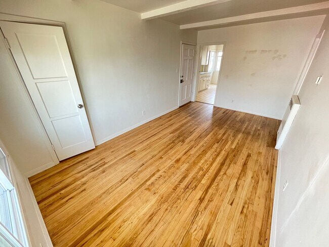 Building Photo - Manhattan Beach