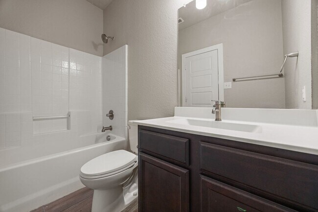 Building Photo - Beautiful 3 Bedroom Duplex Located in New ...