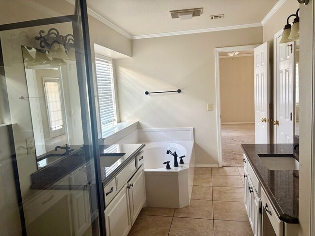 Building Photo - Beautiful 4 bedroom ranch style home in wonderful location off 101st between Memorial and Mingo