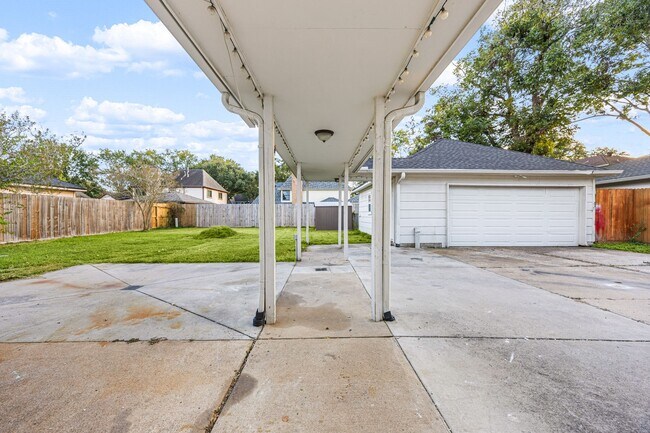 Building Photo - 18311 Oak Hampton Dr