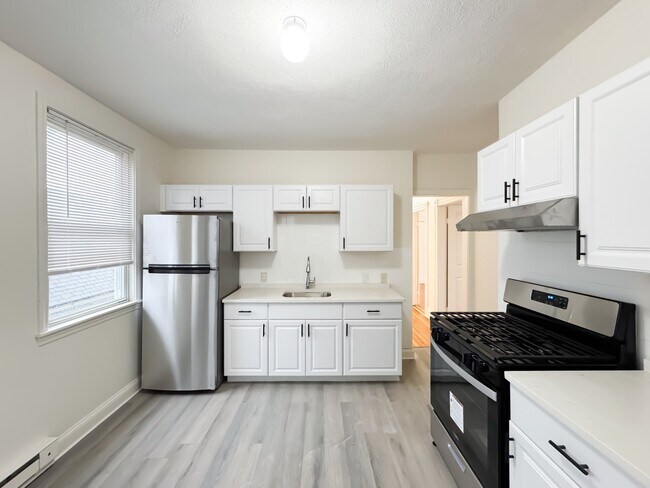 Building Photo - 620 River St