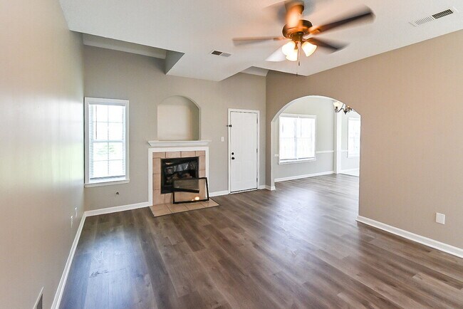 Building Photo - 5546 Lakefront Dr