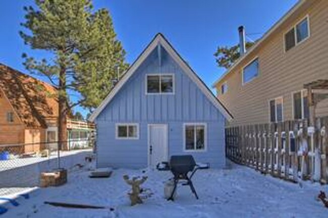 Building Photo - 2 Bedroom Lodge- Pet Friendly- Fenced Yard