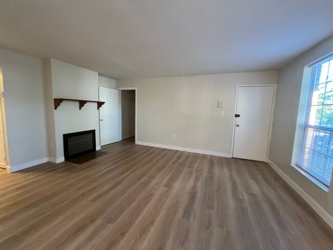 Building Photo - Lovely 2 BR/1 BA Condo in Fairlawn!