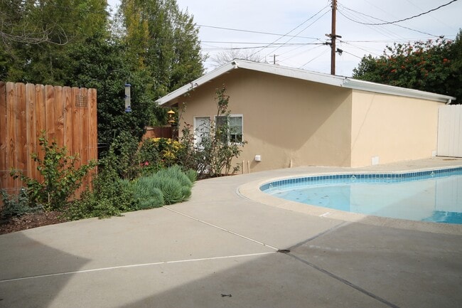 Building Photo - Open Thursday 12/11 3-4pm Private HOME 3bed/2 bath + POOL in Woodland Hills!