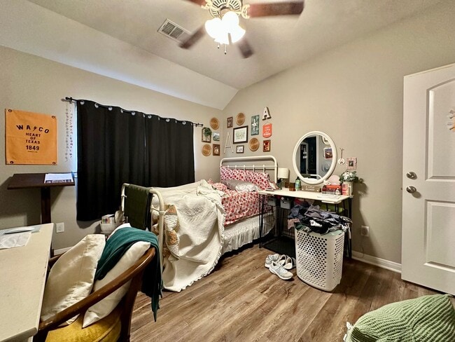 Building Photo - Spacious 4-Bed, 4.5-Bath Home in the Heart...