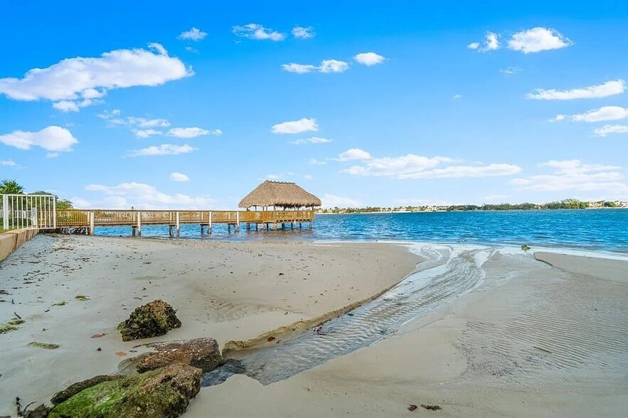 Building Photo - 20 S Lakeshore Dr