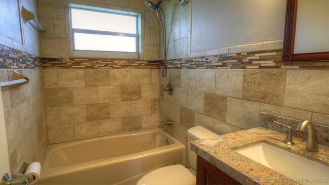 Building Photo - 1128 W River Dr