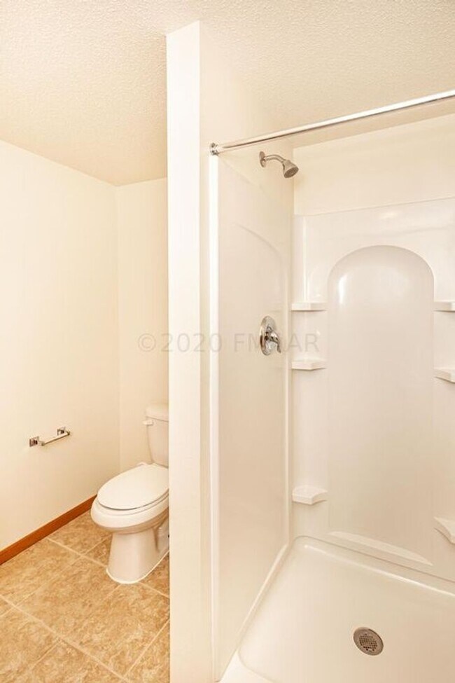 Building Photo - Spacious 4 Bedroom Townhome in Great Neigh...