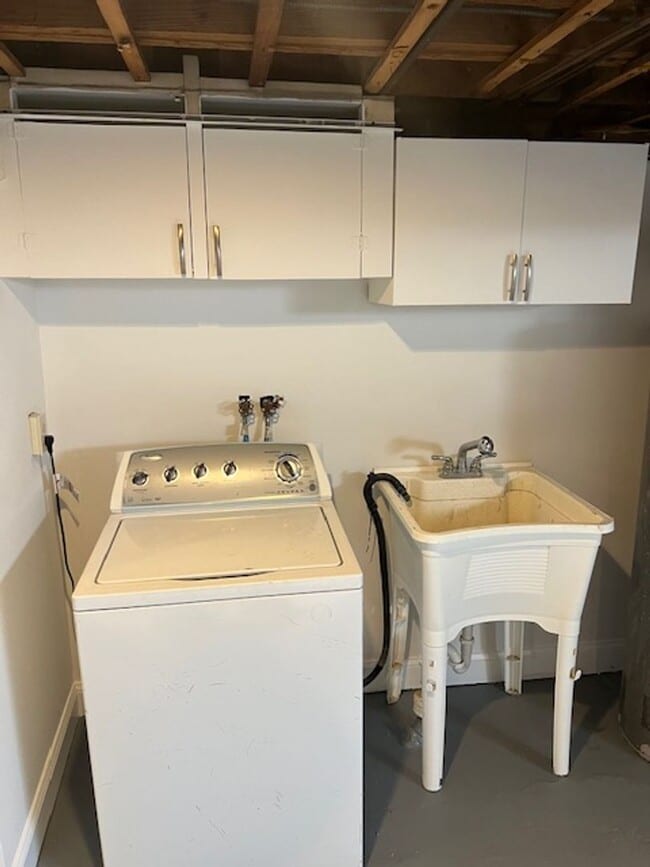 Building Photo - 3 Bedroom Home with Basement and yard