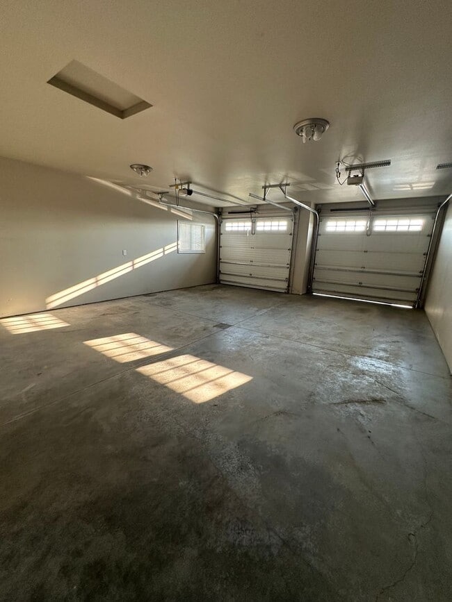 Building Photo - 3 Bedroom Townhouse!