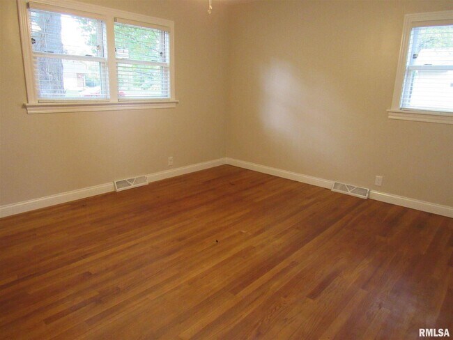 Building Photo - 233 Manor Dr