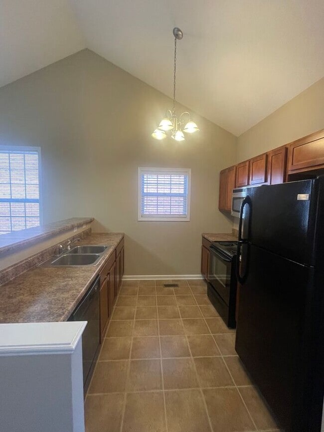 Building Photo - 3 bed, 2 bath, 2 car garage townhouse w/ bonus room in West Knoxville