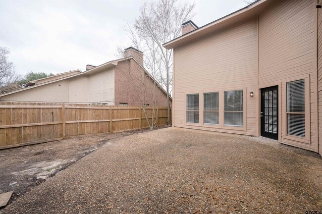 Building Photo - 5819 Hollytree Dr