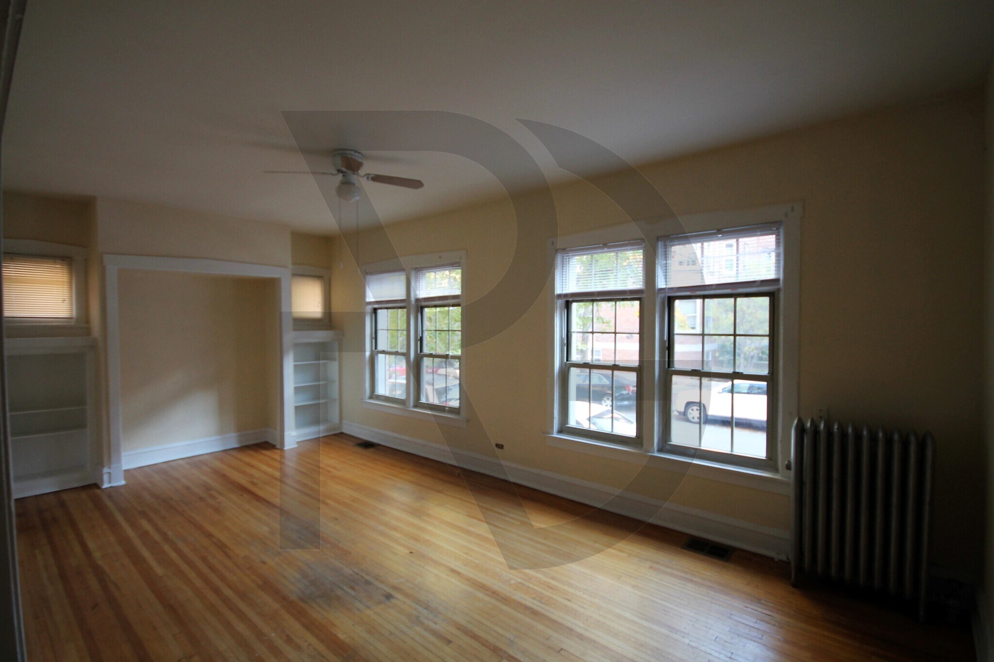 Building Photo - 634 W Barry Ave