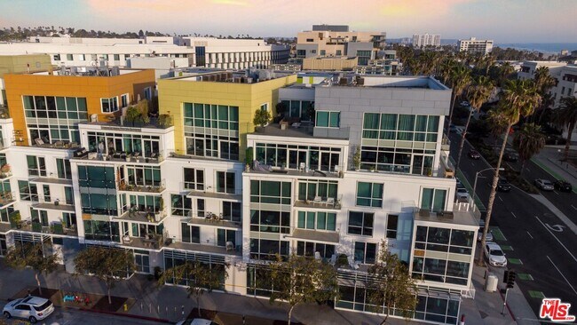 Building Photo - 1705 Ocean Ave