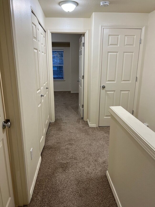 Building Photo - Great Location! 2 Bed 2 Bath Townhouse Style Condo! Open Concept! Laminate Floors Throughout Main!