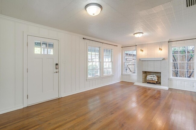 Building Photo - Arlington Heights Bungalow