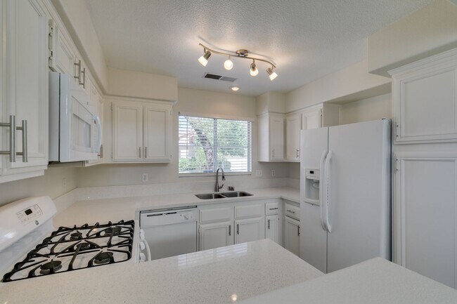 Building Photo - Charming 3-Bedroom Home in Green Valley wi...