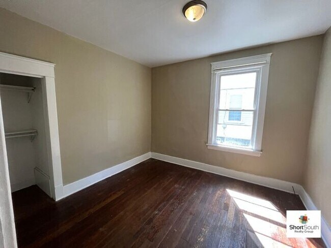 Building Photo - 6 bed 2 bath Single Family Home