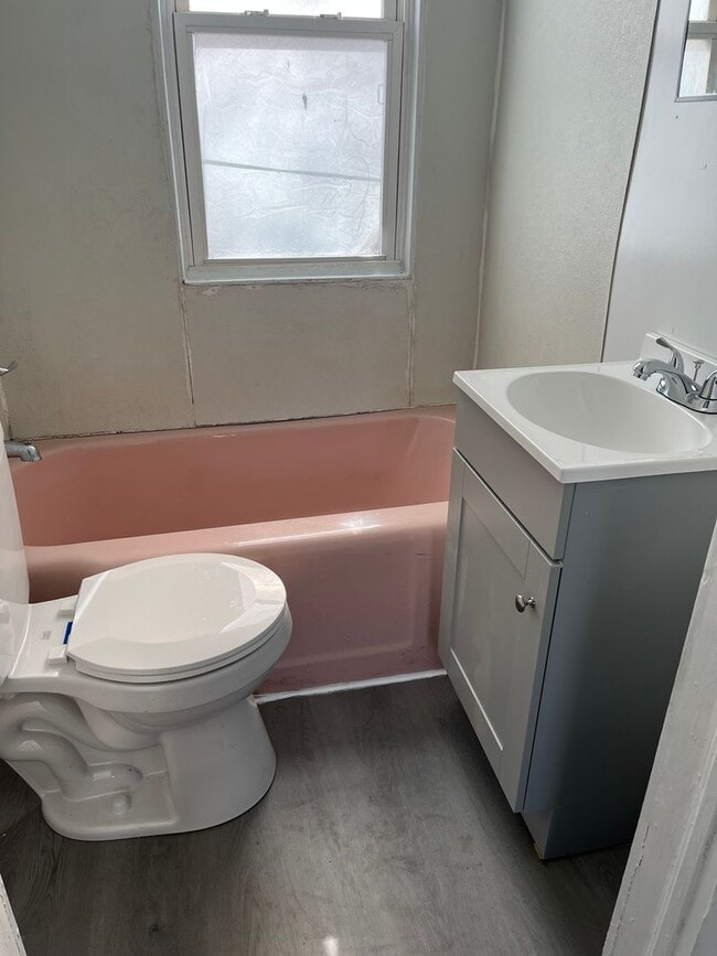 Building Photo - Two Bedroom Garage Apartment