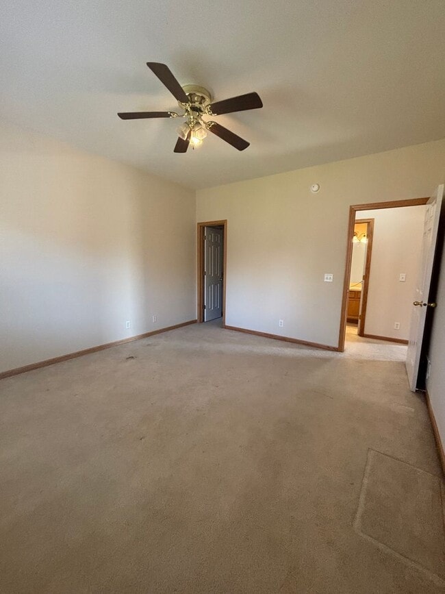 Building Photo - Spacious 3 bed / 2.5 bath Townhome in Millard