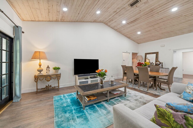 Building Photo - 465 Goldenwood Way