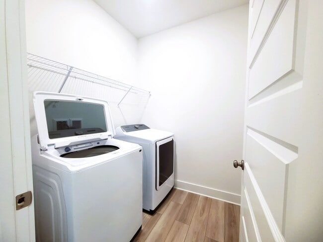 Building Photo - 9846 Weller Cv