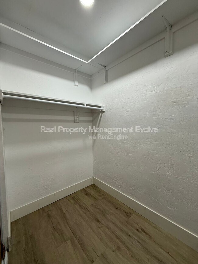 Building Photo - 429 E Greenway Dr