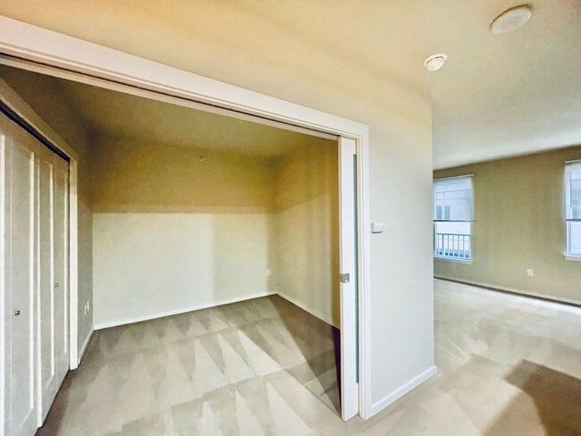 Building Photo - 1 Bedroom Condo 2 Blocks from Waterfront!