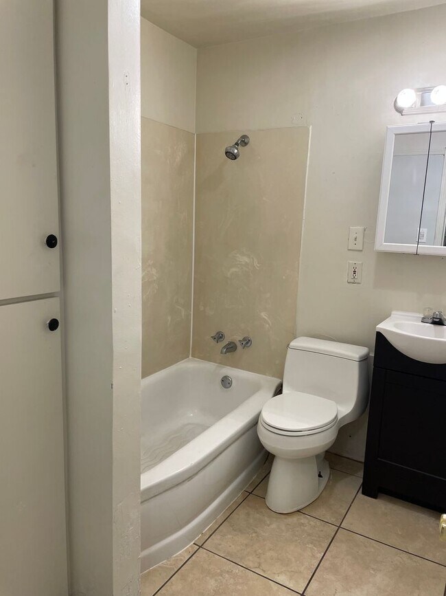 Building Photo - Nice 3 bedroom 1 Bath Home-Fully Fenced Ba...