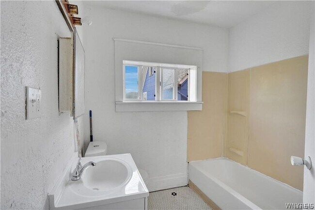 Building Photo - 1348 Pierce Ave
