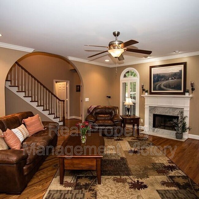 Building Photo - 1120 Shades Crest Rd