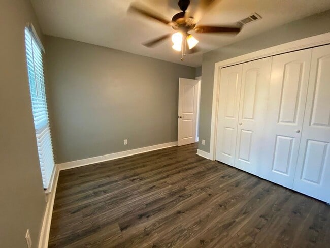Building Photo - 3411 Lynridge Dr