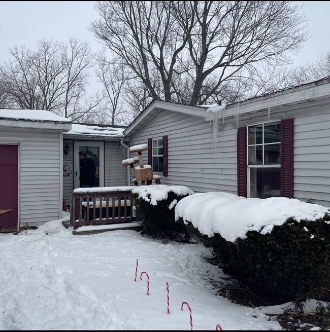 Building Photo - 4629 Meadowlawn Dr
